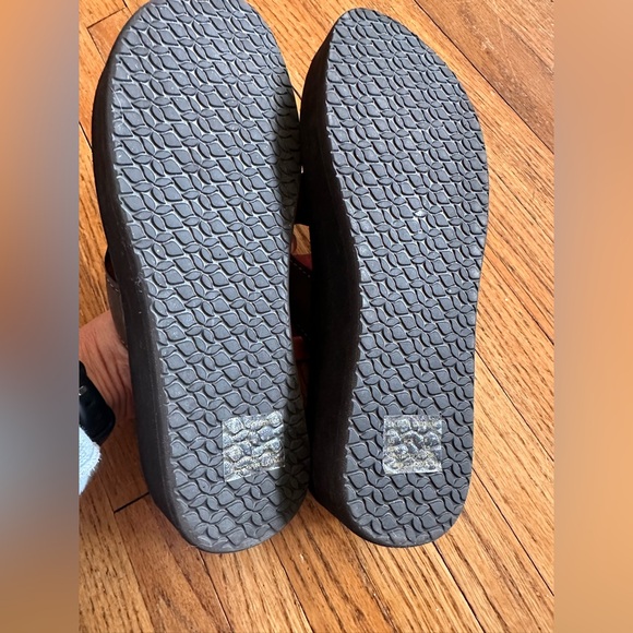 Like new Reef flip flops - Picture 3 of 5